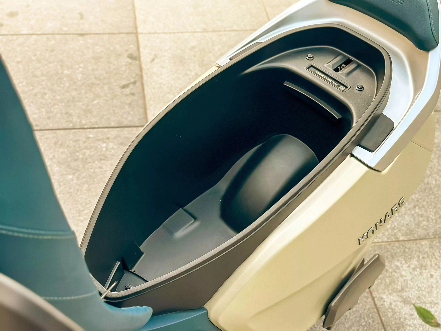 Xe máy điện giá rẻ hơn Honda Vision nhưng sở hữu loạt tính năng như ô tô: Tự mở yên, tìm chìa khóa thất lạc - Ảnh 8.