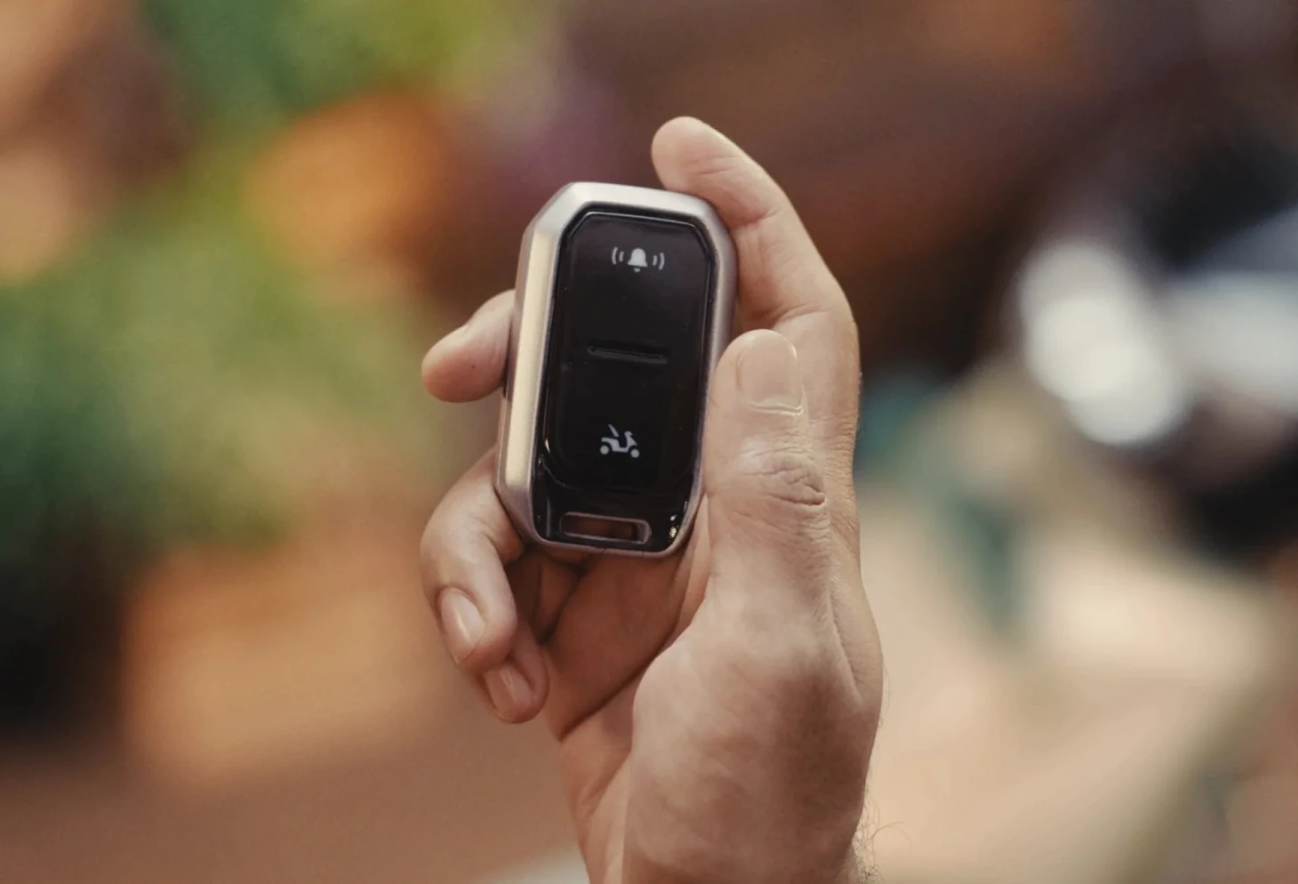 Xe máy điện giá rẻ hơn Honda Vision nhưng sở hữu loạt tính năng như ô tô: Tự mở yên, tìm chìa khóa thất lạc - Ảnh 2.