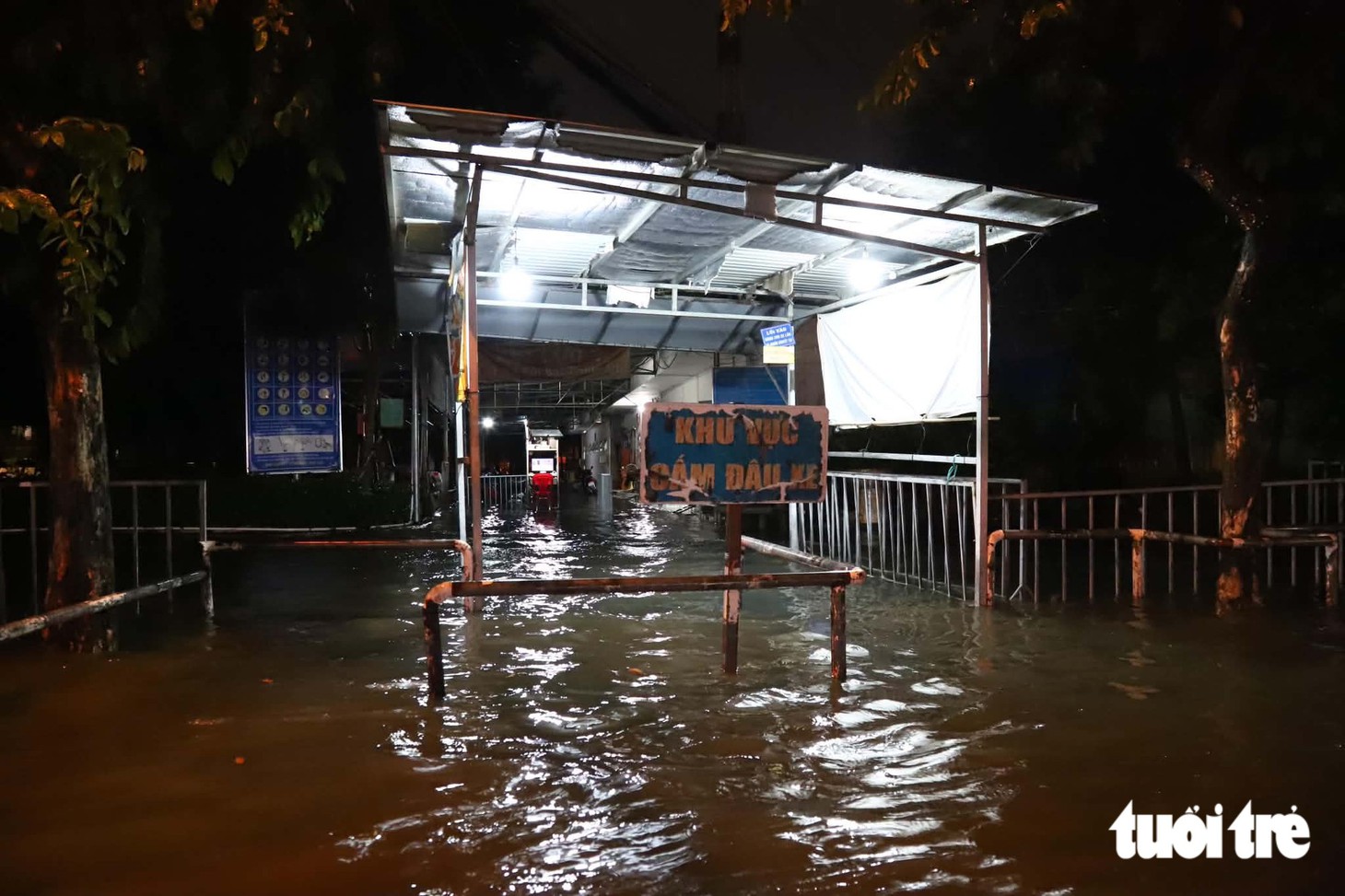 Mới 16h, toàn trung tâm TP.HCM mưa xối xả, ngập khắp nơi - Ảnh 16.
