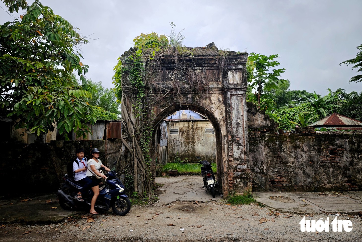 Sống trong lăng vua triều Nguyễn, người dân mong sớm được di dời - Ảnh 2.