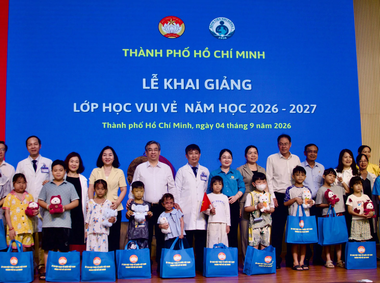 Tiếng trống khai giảng giữa bệnh viện: 'Con muốn được hết bệnh để đi học cùng với bạn' - Ảnh 9.