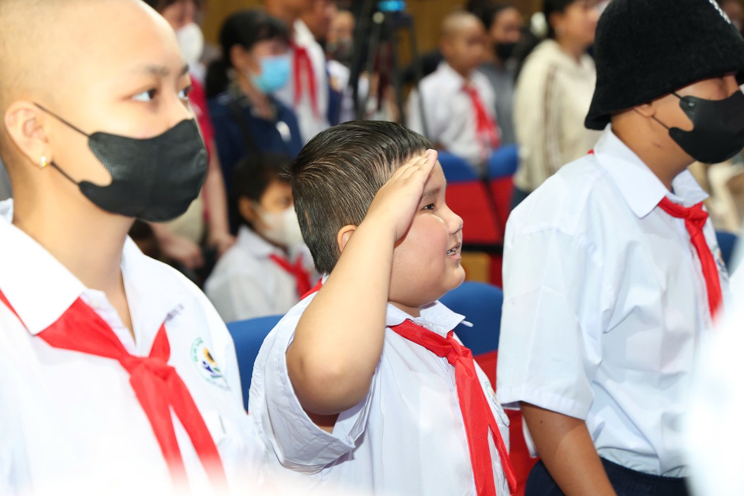 Tiếng trống khai giảng giữa bệnh viện: 'Con muốn được hết bệnh để đi học cùng với bạn' - Ảnh 3.