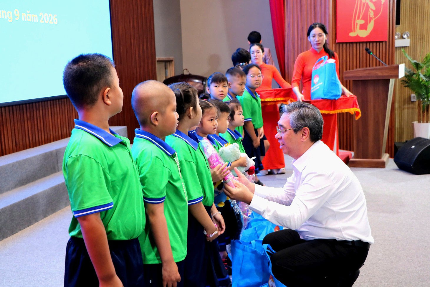 Tiếng trống khai giảng giữa bệnh viện: 'Con muốn được hết bệnh để đi học cùng với bạn' - Ảnh 7.
