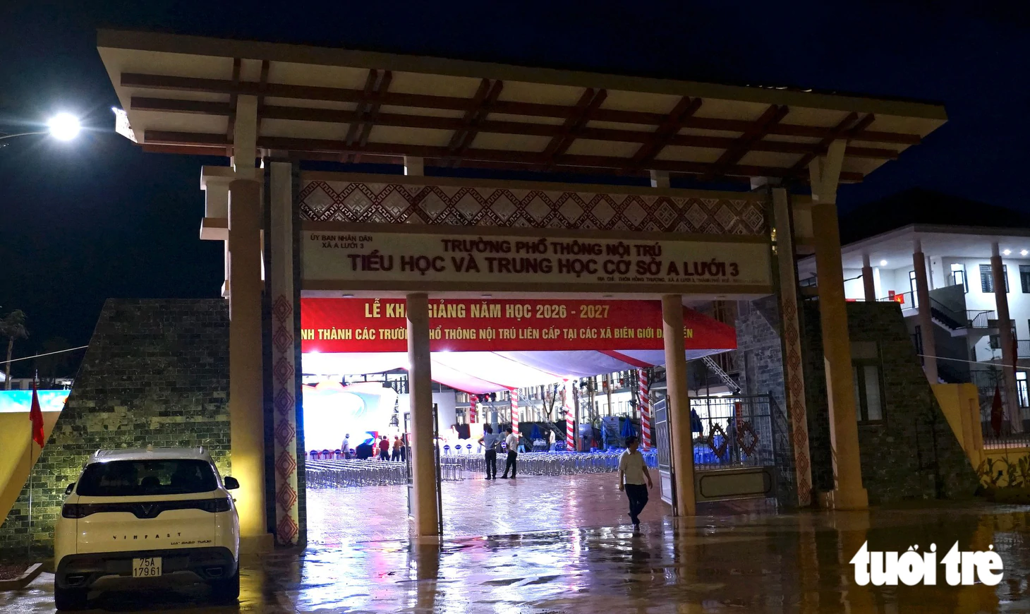 Xuyên đêm hoàn thiện trường nội trú ở rẻo cao Huế để kịp đón học sinh ngày khai giảng - Ảnh 1.