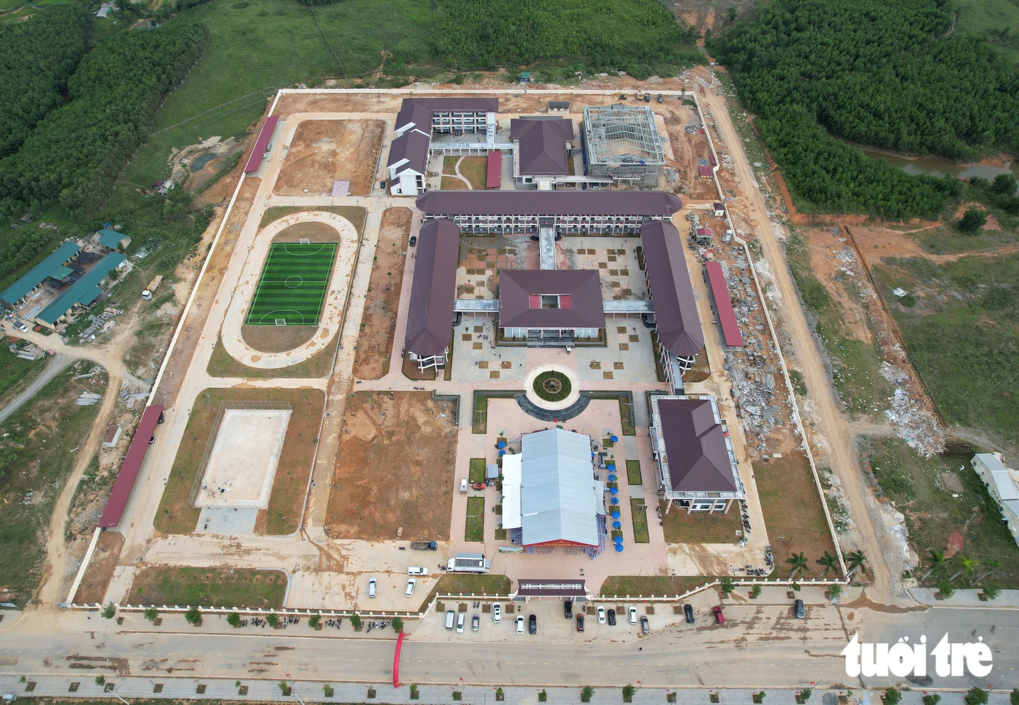 Xuyên đêm hoàn thiện trường nội trú ở rẻo cao Huế để kịp đón học sinh ngày khai giảng - Ảnh 2.