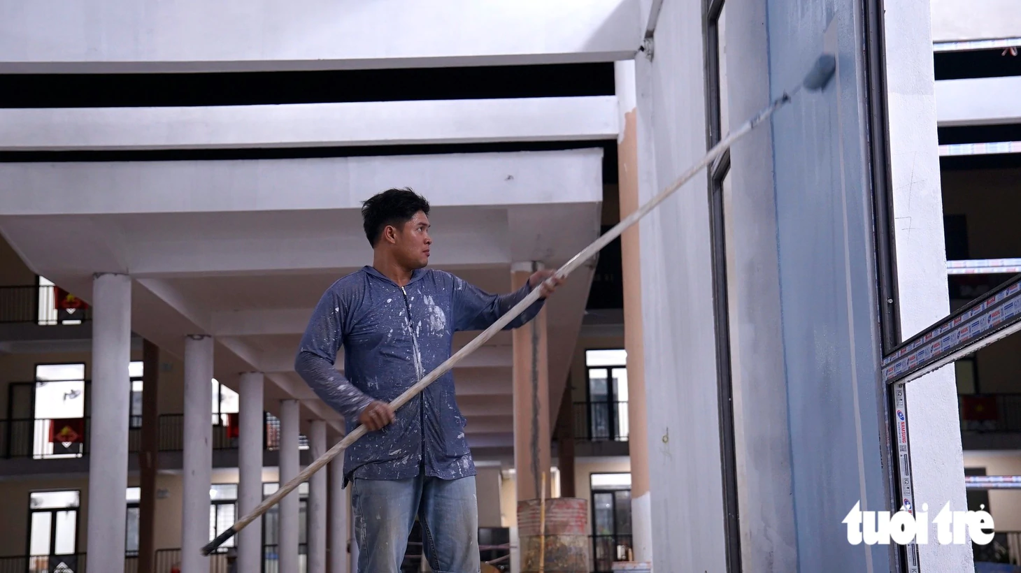 Xuyên đêm hoàn thiện trường nội trú ở rẻo cao Huế để kịp đón học sinh ngày khai giảng - Ảnh 4.