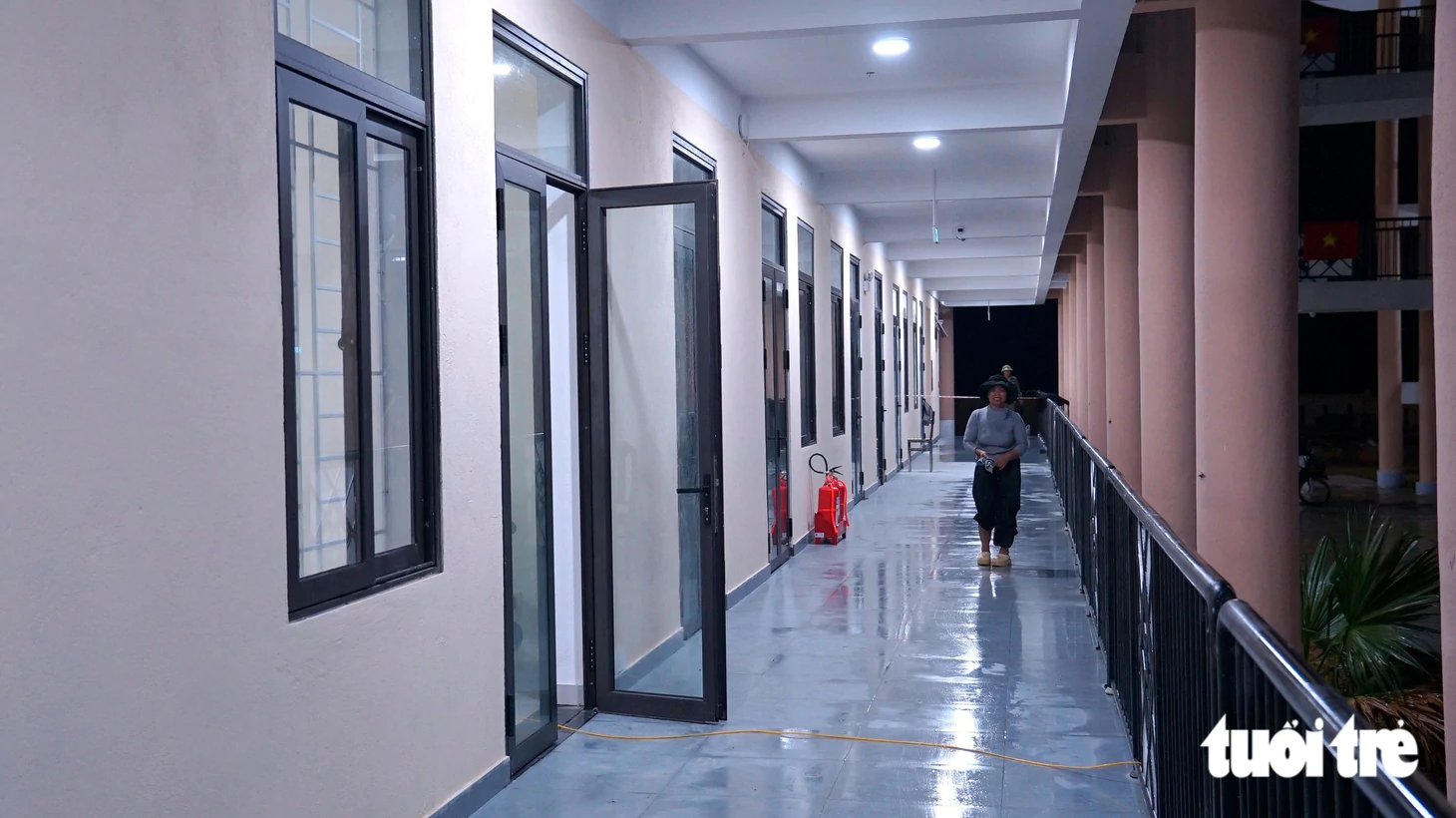 Xuyên đêm hoàn thiện trường nội trú ở rẻo cao Huế để kịp đón học sinh ngày khai giảng - Ảnh 5.