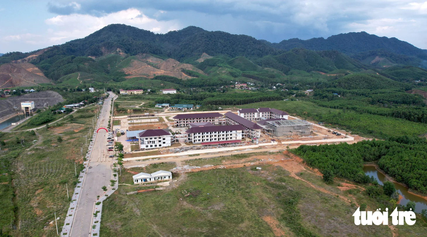 Xuyên đêm hoàn thiện trường nội trú ở rẻo cao Huế để kịp đón học sinh ngày khai giảng - Ảnh 13.