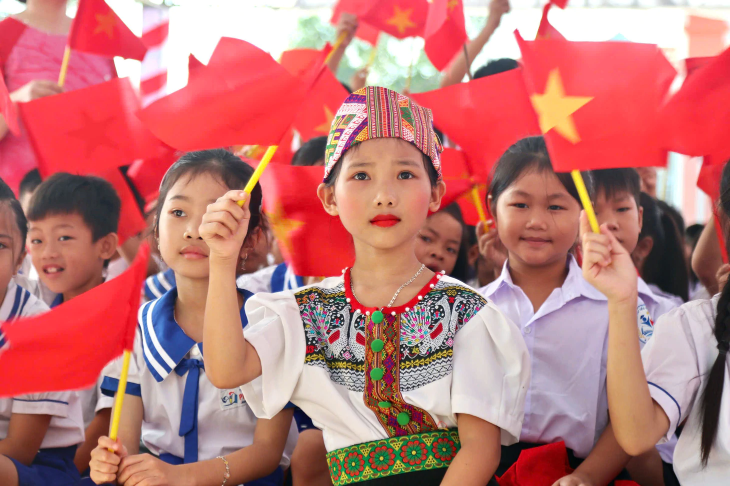 Cờ hoa rợp trời, rộn rã tiếng cười trong ngày khai giảng - Ảnh 7.