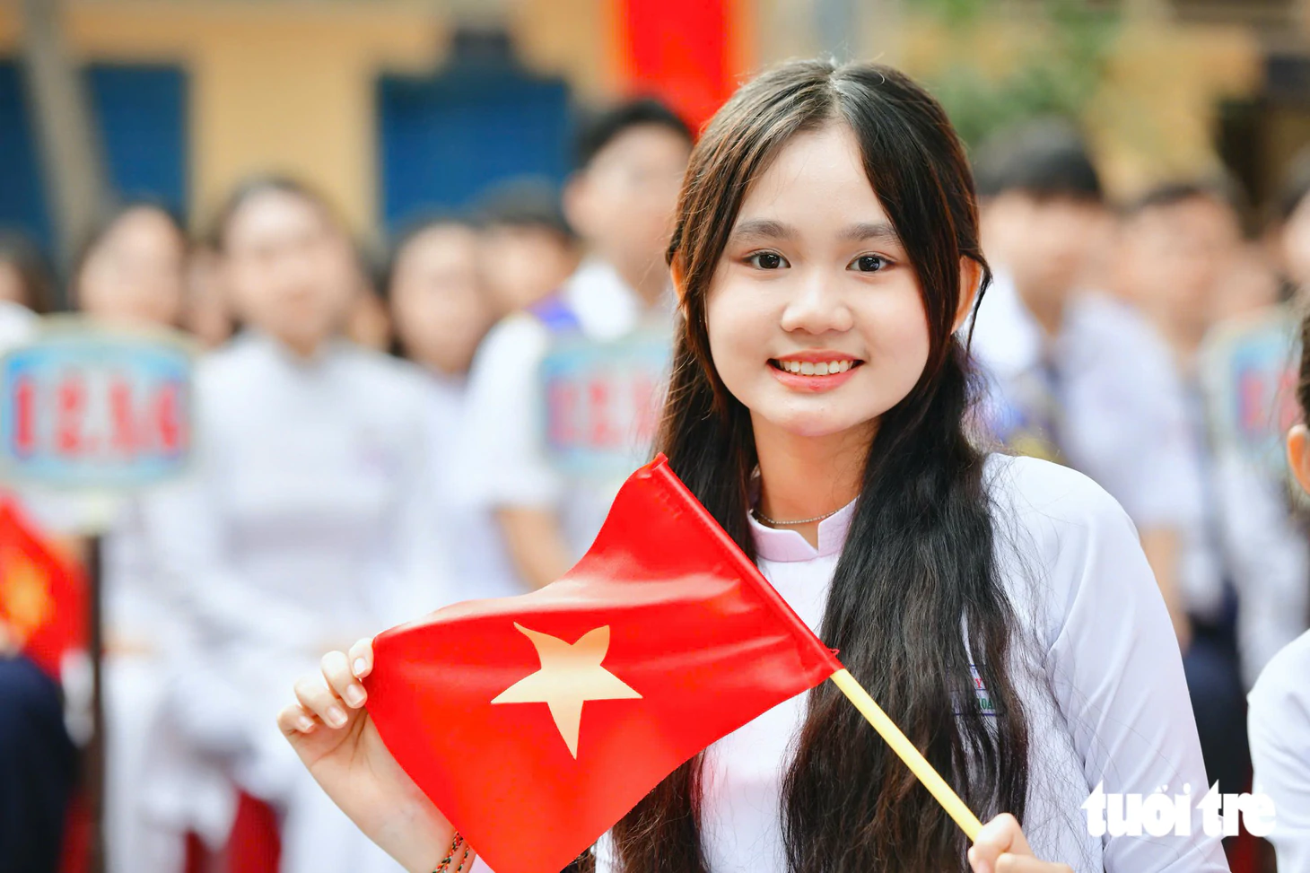 Cờ hoa rợp trời, rộn rã tiếng cười trong ngày khai giảng - Ảnh 2.
