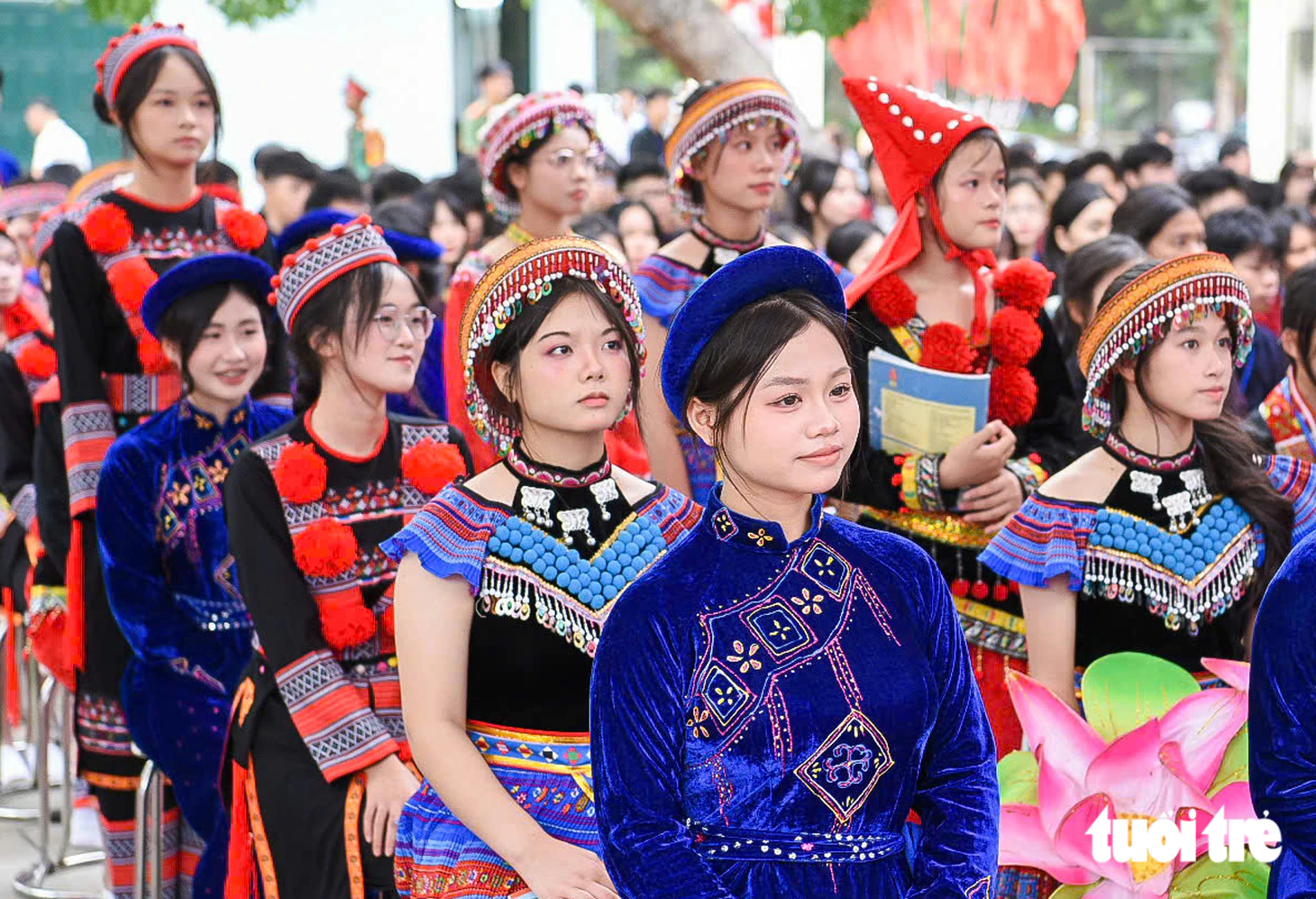 Cờ hoa rợp trời, rộn rã tiếng cười trong ngày khai giảng - Ảnh 3.