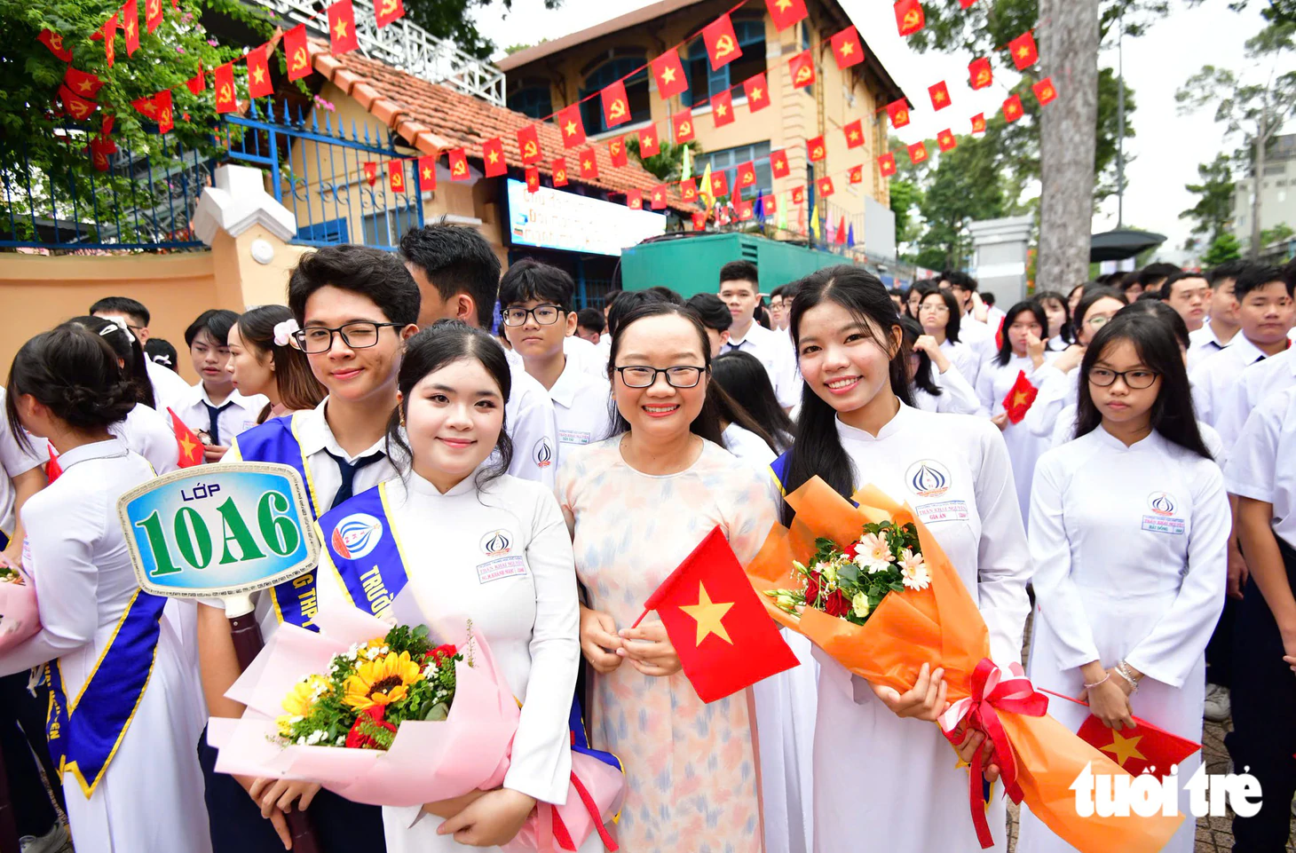Cờ hoa rợp trời, rộn rã tiếng cười trong ngày khai giảng - Ảnh 6.