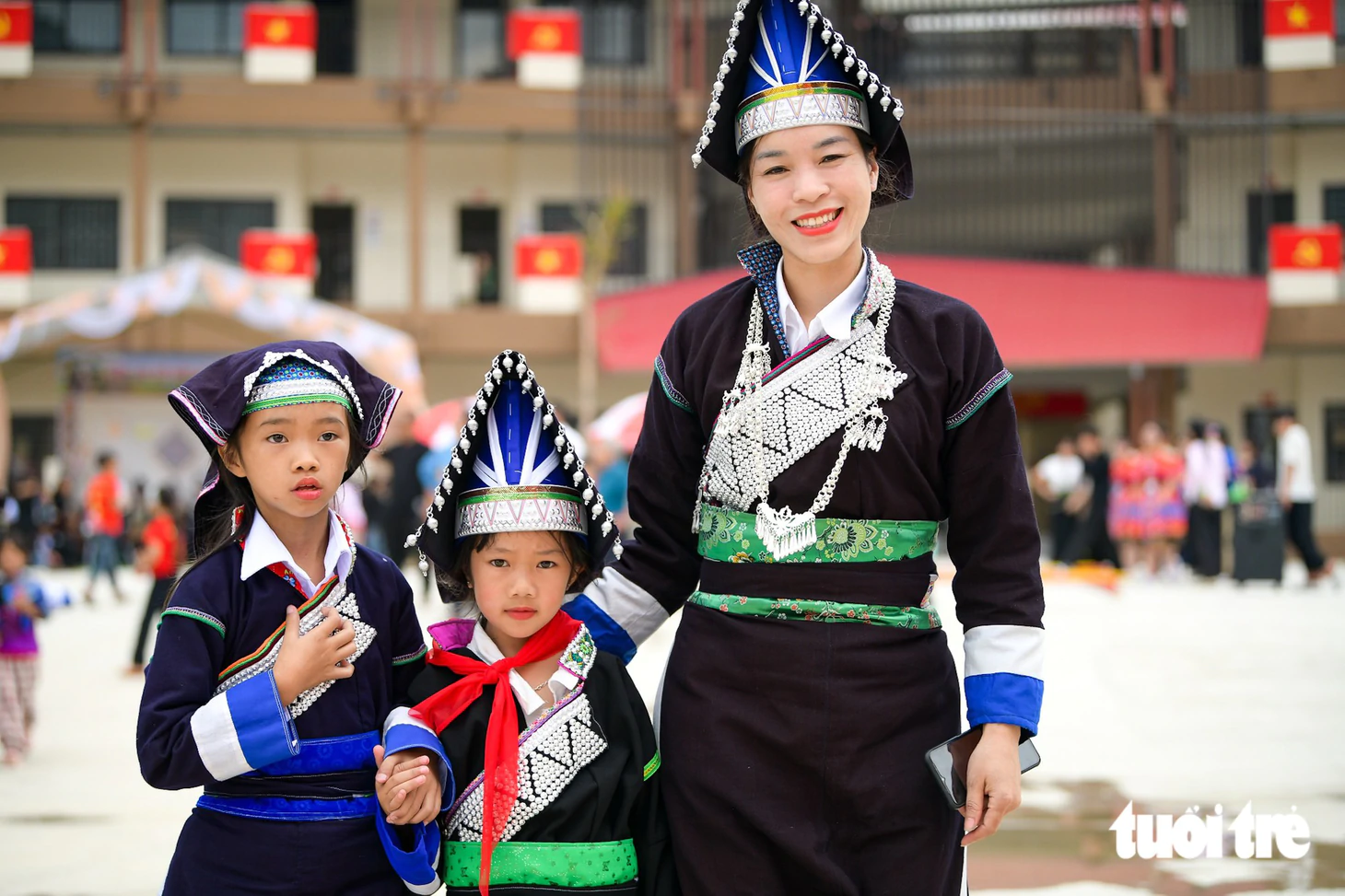 Cờ hoa rợp trời, rộn rã tiếng cười trong ngày khai giảng - Ảnh 8.