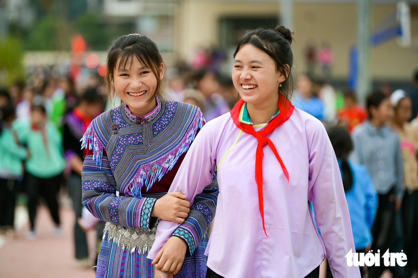 Cờ hoa rợp trời, rộn rã tiếng cười trong ngày khai giảng - Ảnh 9.