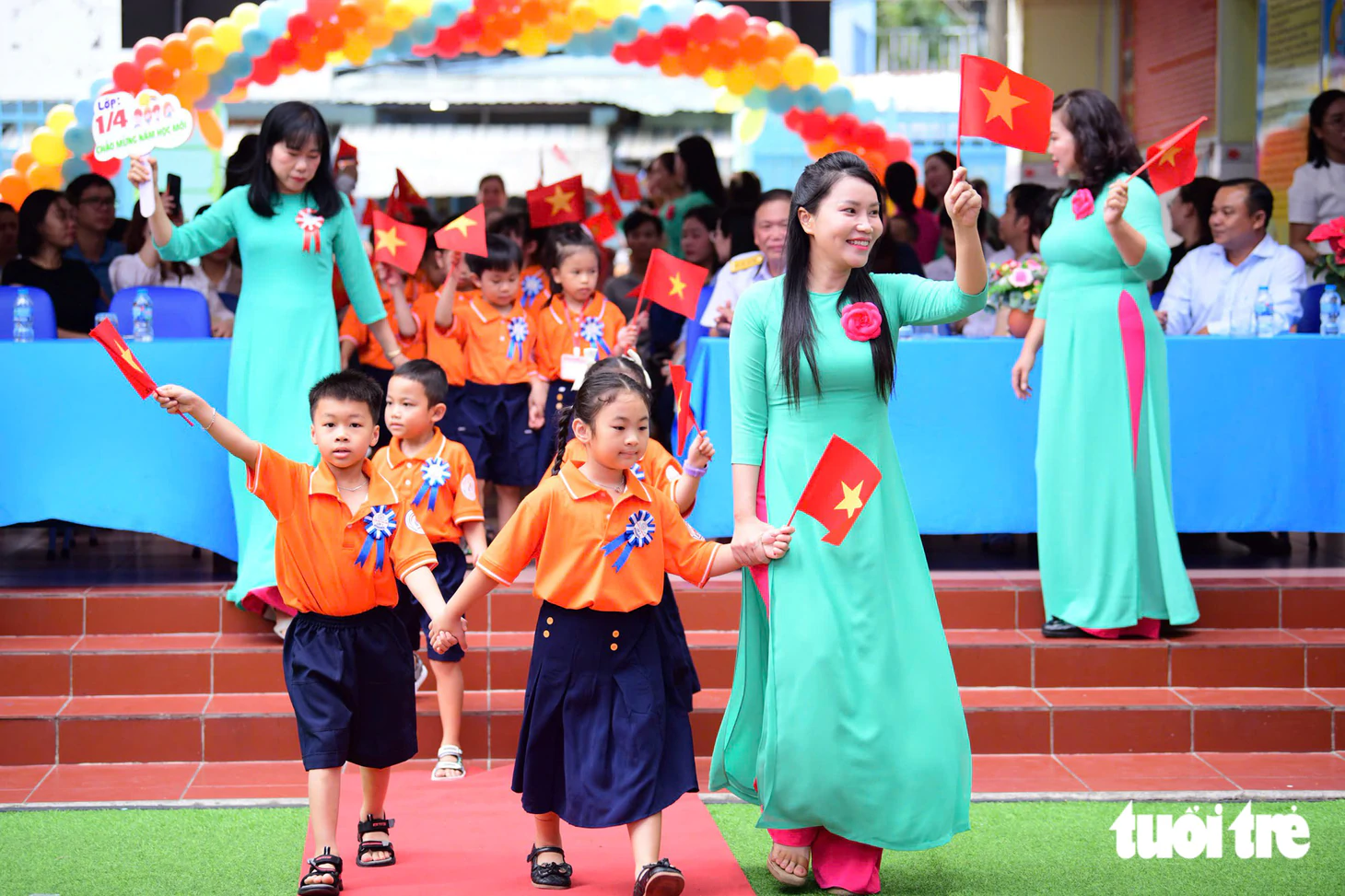 Cờ hoa rợp trời, rộn rã tiếng cười trong ngày khai giảng - Ảnh 12.