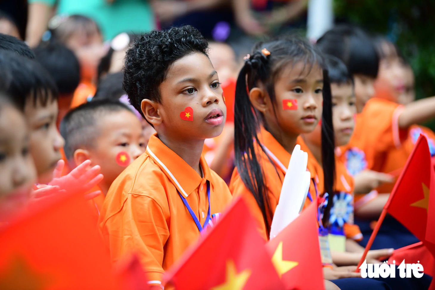Cờ hoa rợp trời, rộn rã tiếng cười trong ngày khai giảng - Ảnh 13.