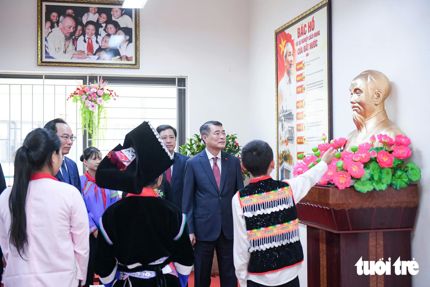 Thủ tướng Lê Minh Hưng thăm phòng học, bếp ăn trường nội trú ở vùng biên Lào Cai - Ảnh 3.