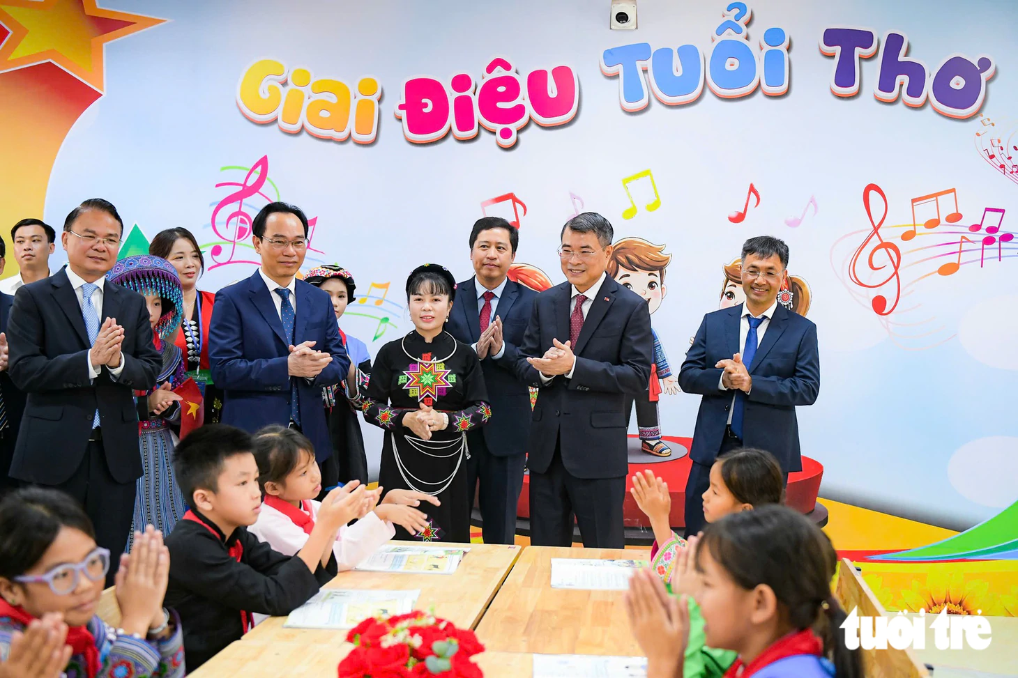 Thủ tướng Lê Minh Hưng thăm phòng học, bếp ăn trường nội trú ở vùng biên Lào Cai - Ảnh 4.