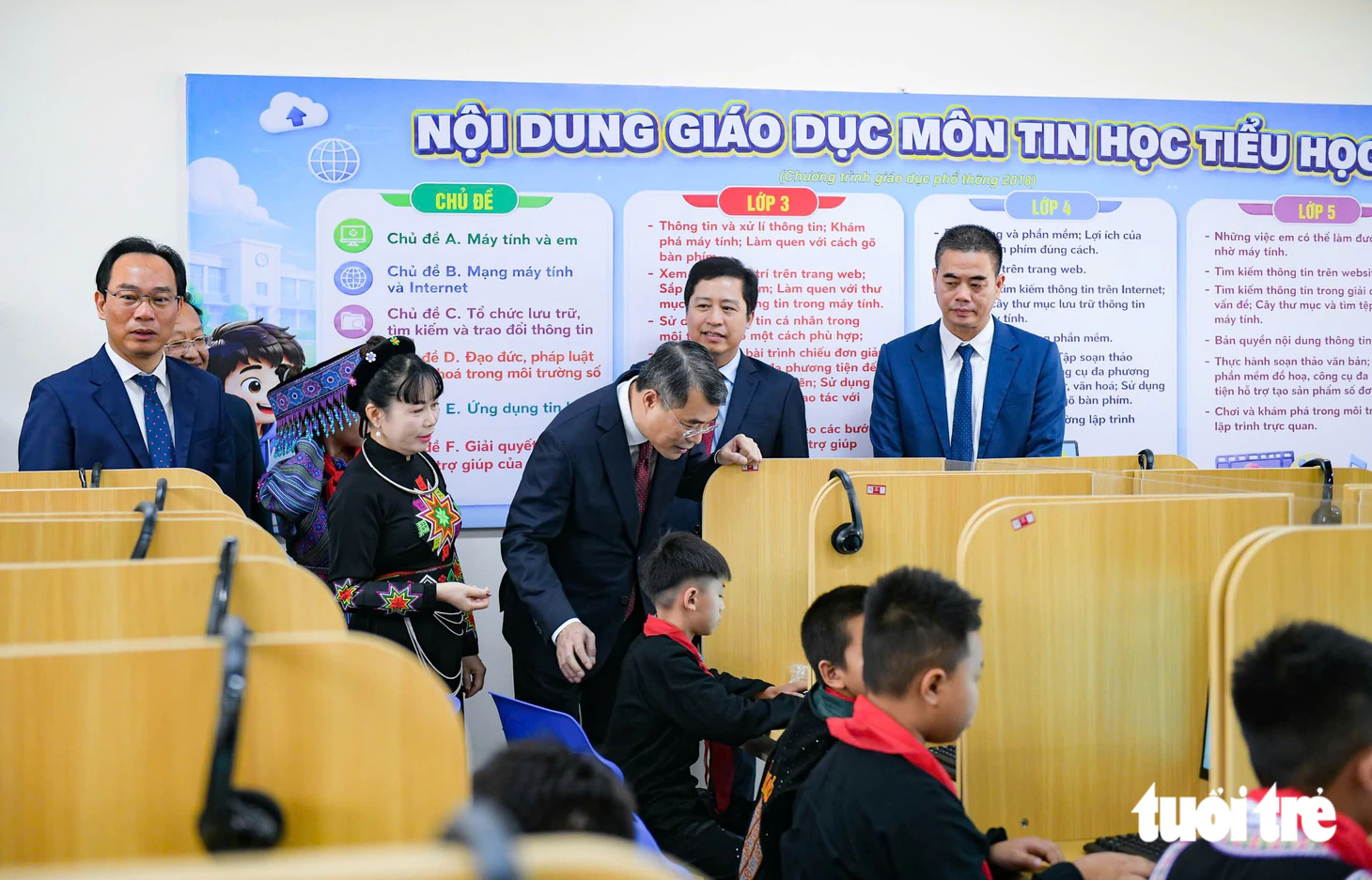 Thủ tướng Lê Minh Hưng thăm phòng học, bếp ăn trường nội trú ở vùng biên Lào Cai - Ảnh 5.