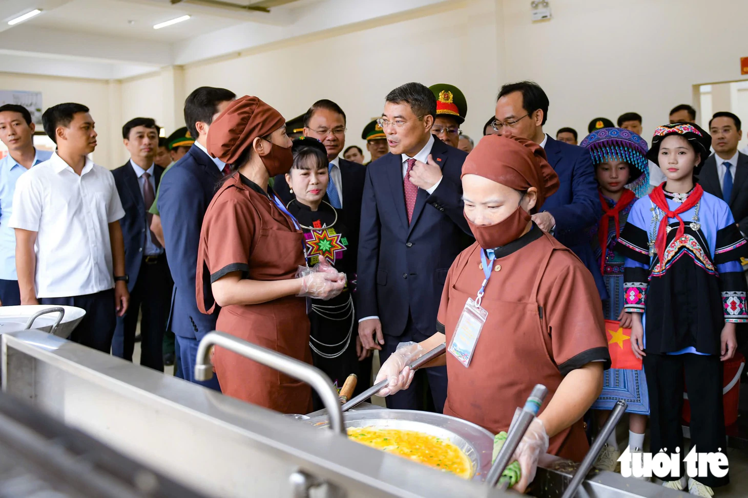 Thủ tướng Lê Minh Hưng thăm phòng học, bếp ăn trường nội trú ở vùng biên Lào Cai - Ảnh 8.
