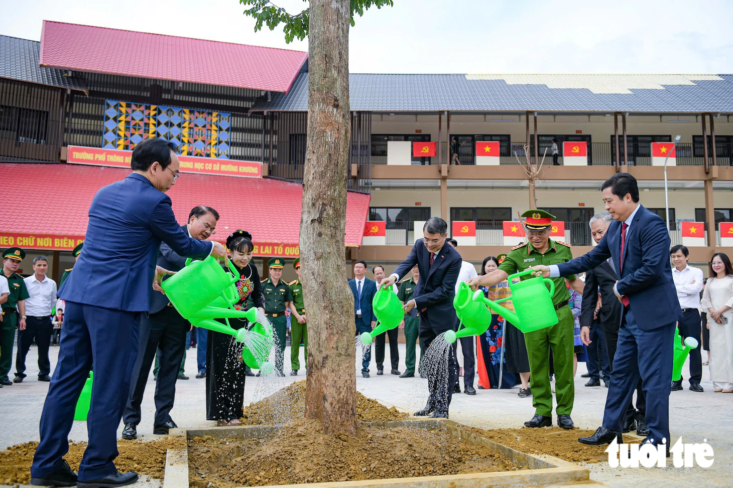 Thủ tướng Lê Minh Hưng thăm phòng học, bếp ăn trường nội trú ở vùng biên Lào Cai - Ảnh 11.