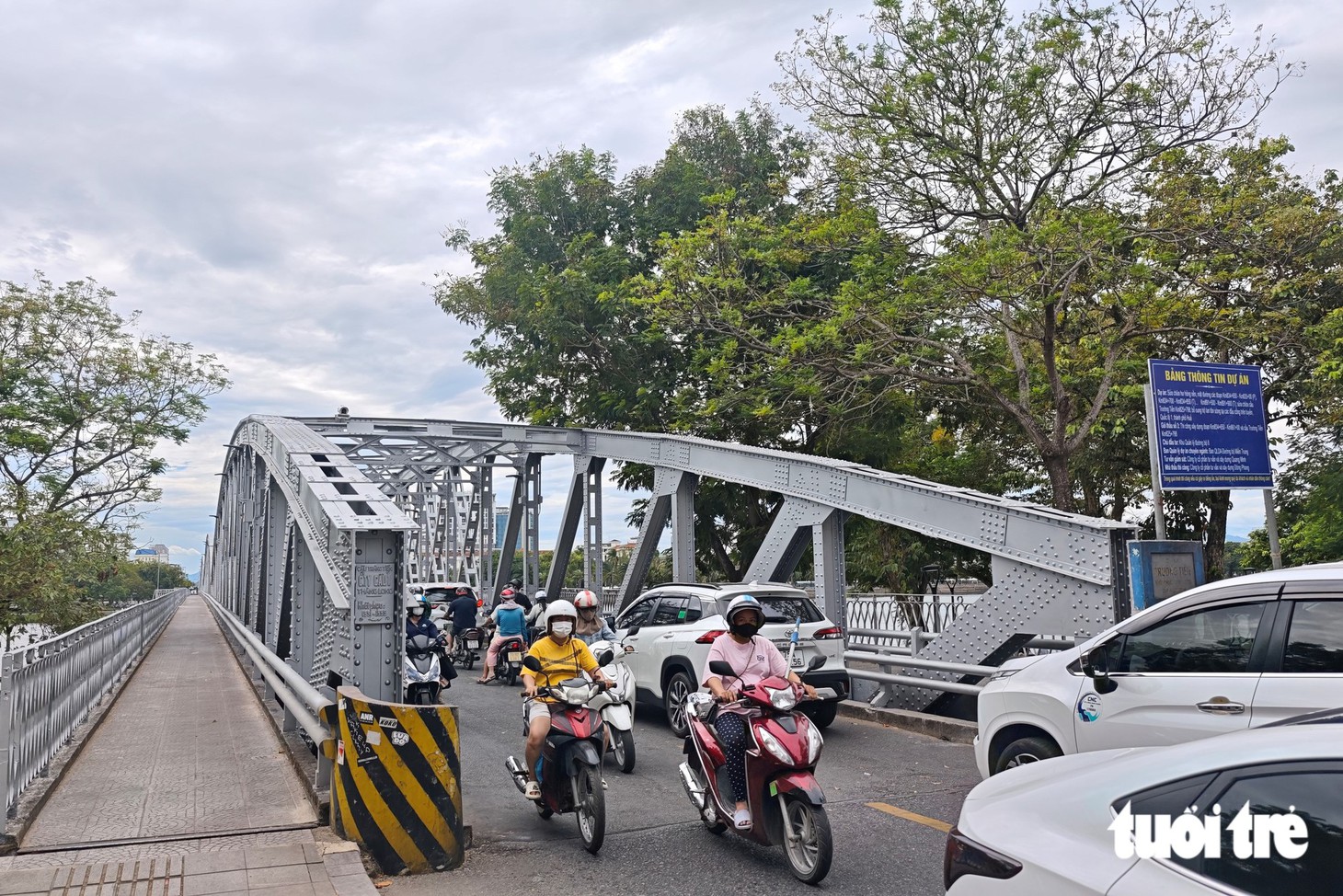 Cầu Trường Tiền sáng màu sau đợt 'thay áo' - Ảnh 3.