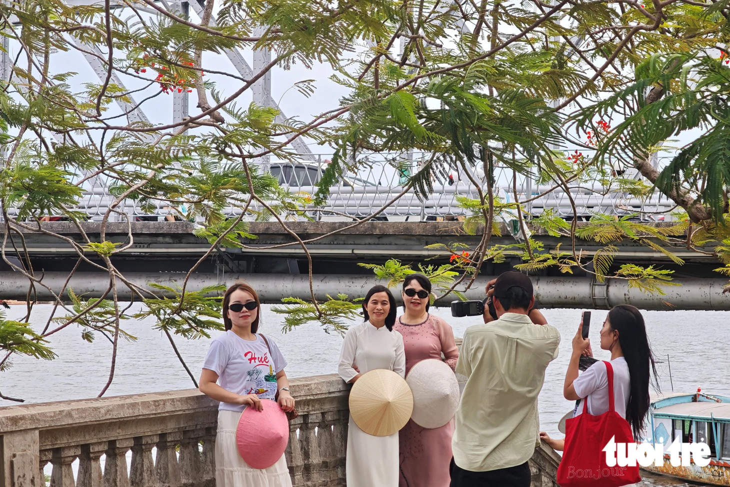 Cầu Trường Tiền sáng màu sau đợt 'thay áo' - Ảnh 8.