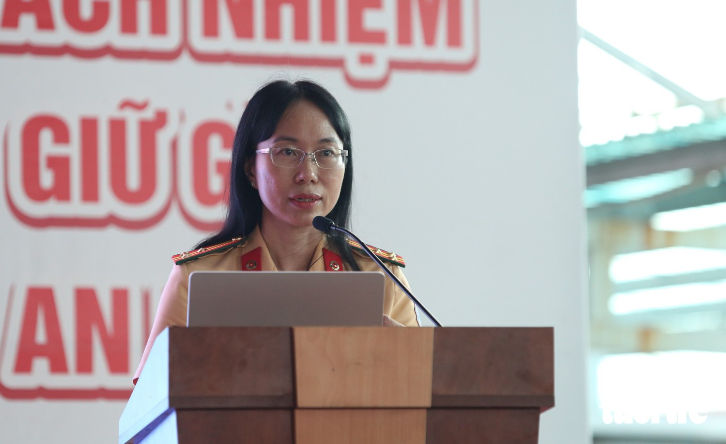 Cán bộ Công an TP.HCM mô phỏng cảnh ‘xào ke’ tuyên truyền phòng chống ma túy cho công nhân - Ảnh 1.