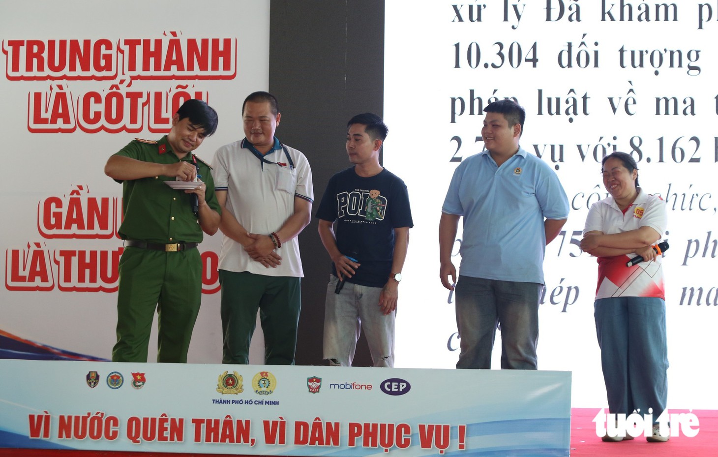 Cán bộ Công an TP.HCM mô phỏng cảnh ‘xào ke’ tuyên truyền phòng chống ma túy cho công nhân - Ảnh 2.