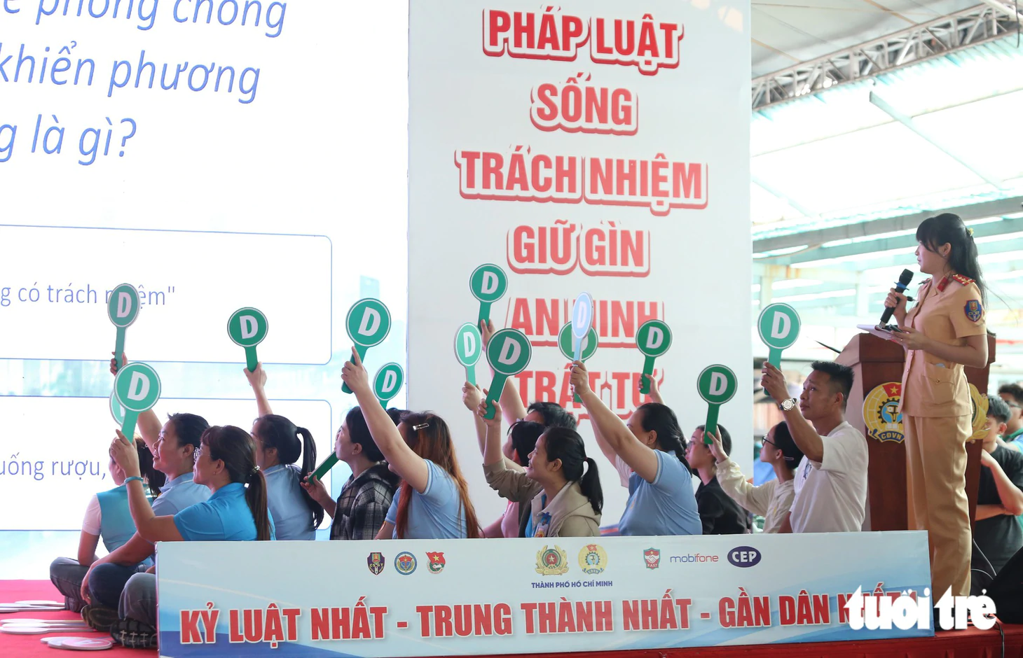 Cán bộ Công an TP.HCM mô phỏng cảnh ‘xào ke’ tuyên truyền phòng chống ma túy cho công nhân - Ảnh 3.