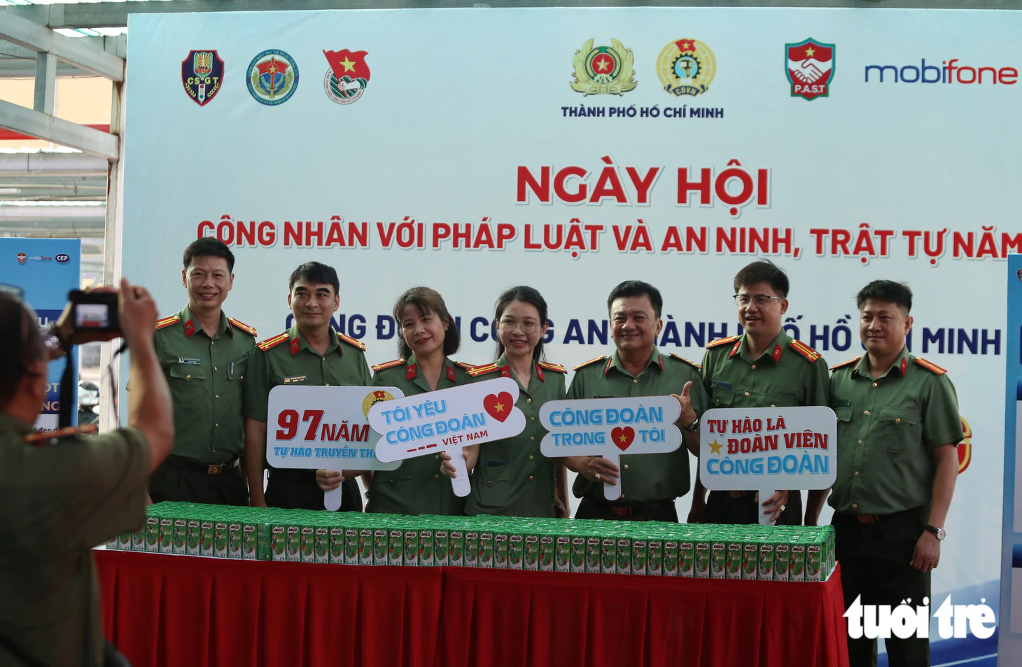 Cán bộ Công an TP.HCM mô phỏng cảnh ‘xào ke’ tuyên truyền phòng chống ma túy cho công nhân - Ảnh 6.