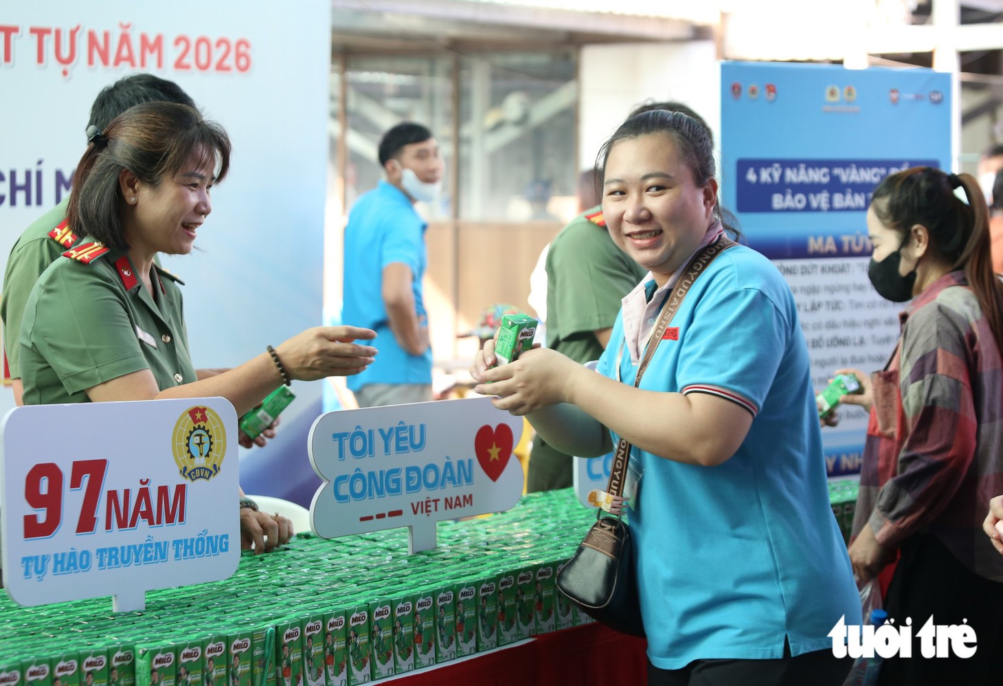 Cán bộ Công an TP.HCM mô phỏng cảnh ‘xào ke’ tuyên truyền phòng chống ma túy cho công nhân - Ảnh 7.