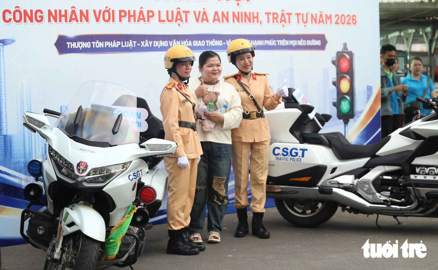 Cán bộ Công an TP.HCM mô phỏng cảnh ‘xào ke’ tuyên truyền phòng chống ma túy cho công nhân - Ảnh 8.