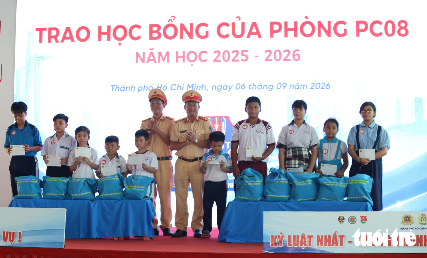 Cán bộ Công an TP.HCM mô phỏng cảnh ‘xào ke’ tuyên truyền phòng chống ma túy cho công nhân - Ảnh 9.