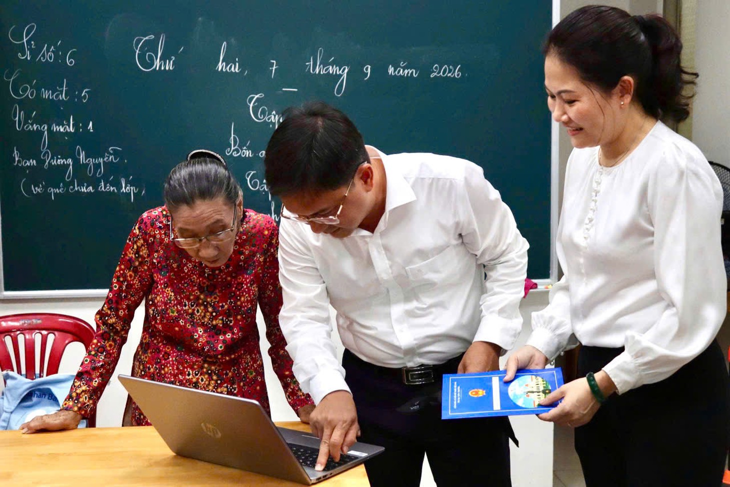 Phó chủ tịch TP.HCM thăm lớp học tình thương của “cô Ba” Thủ Dầu Một - Ảnh 4.