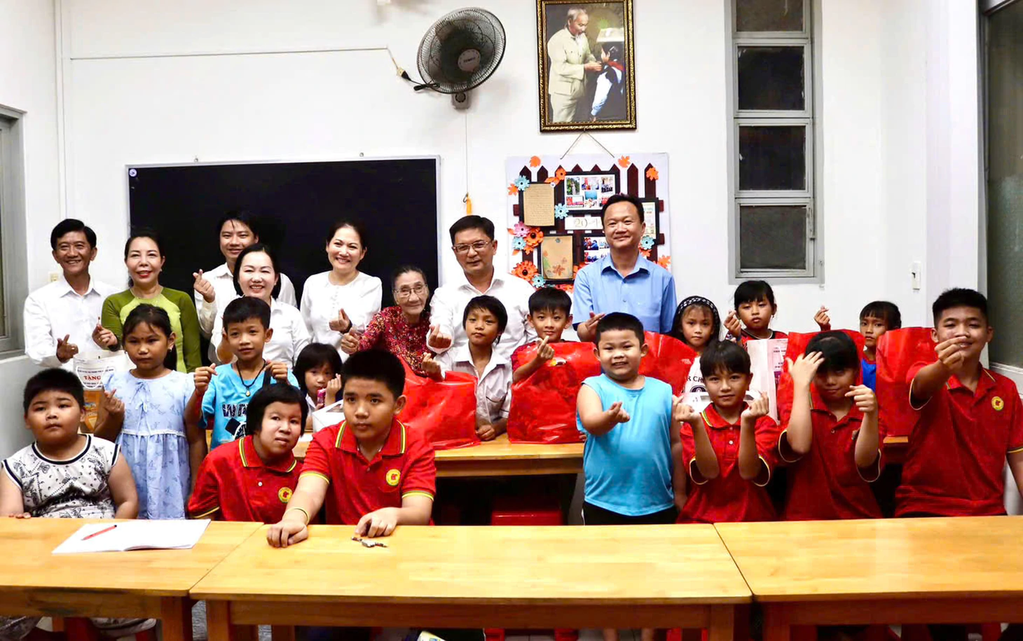 Phó chủ tịch TP.HCM thăm lớp học tình thương của “cô Ba” Thủ Dầu Một - Ảnh 7.