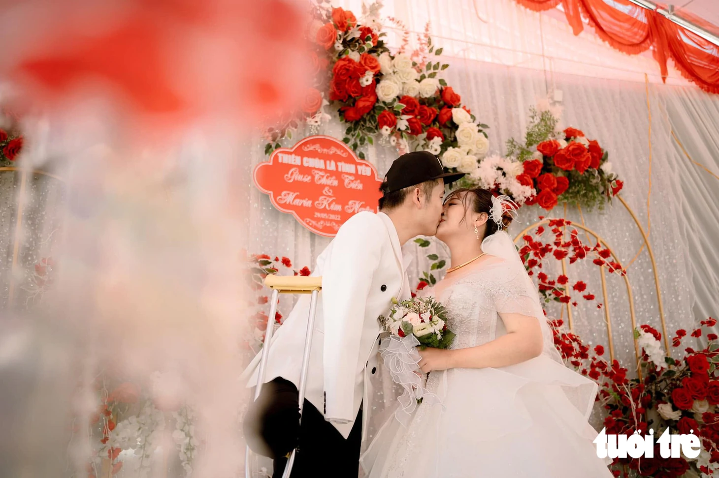 Chuyện tình yêu cổ tích có thật: Không còn đôi tay, anh vẫn nắm tay em đi hết cuộc đời - Ảnh 2.