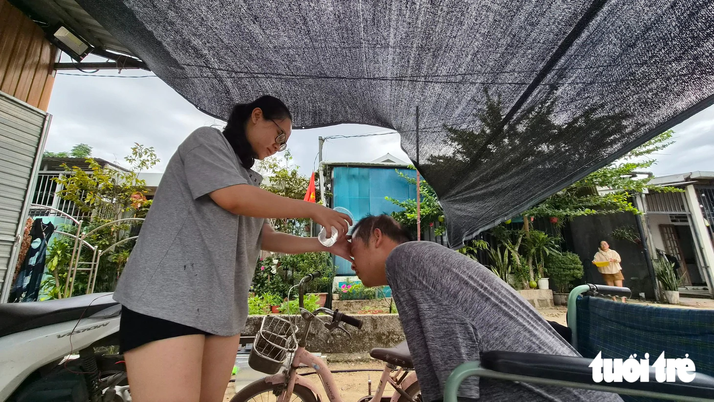 Chuyện tình yêu cổ tích có thật: Không còn đôi tay, anh vẫn nắm tay em đi hết cuộc đời - Ảnh 3.