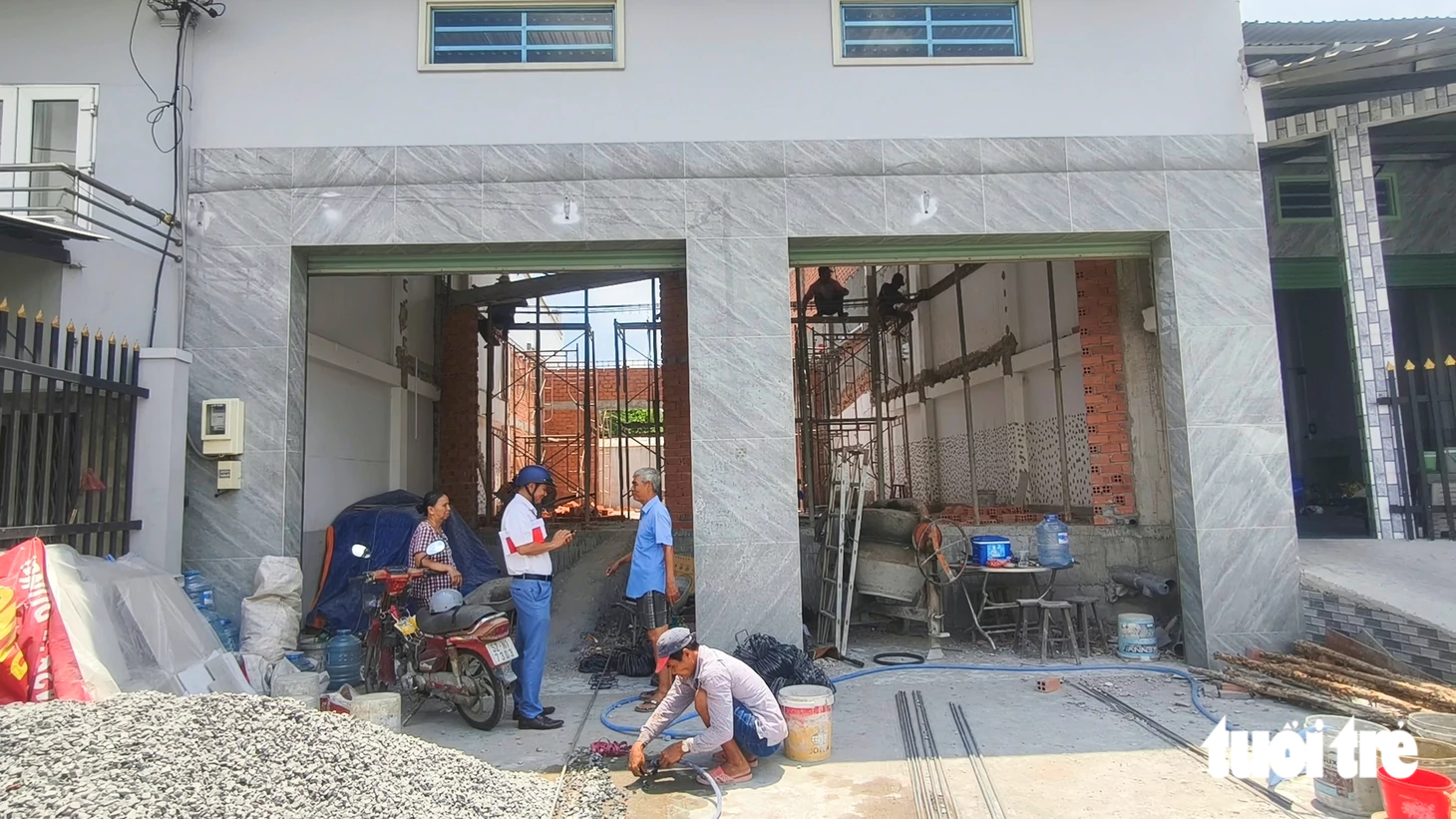82% hộ dân ở Tân Nhựt đồng thuận bàn giao mặt bằng dự án mở rộng quốc lộ 1 - Ảnh 4.