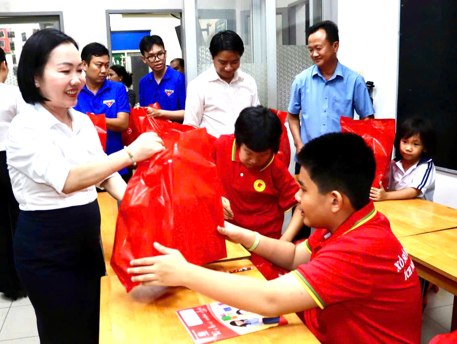 Phó chủ tịch TP.HCM thăm lớp học tình thương của “cô Ba” Thủ Dầu Một - Ảnh 5.