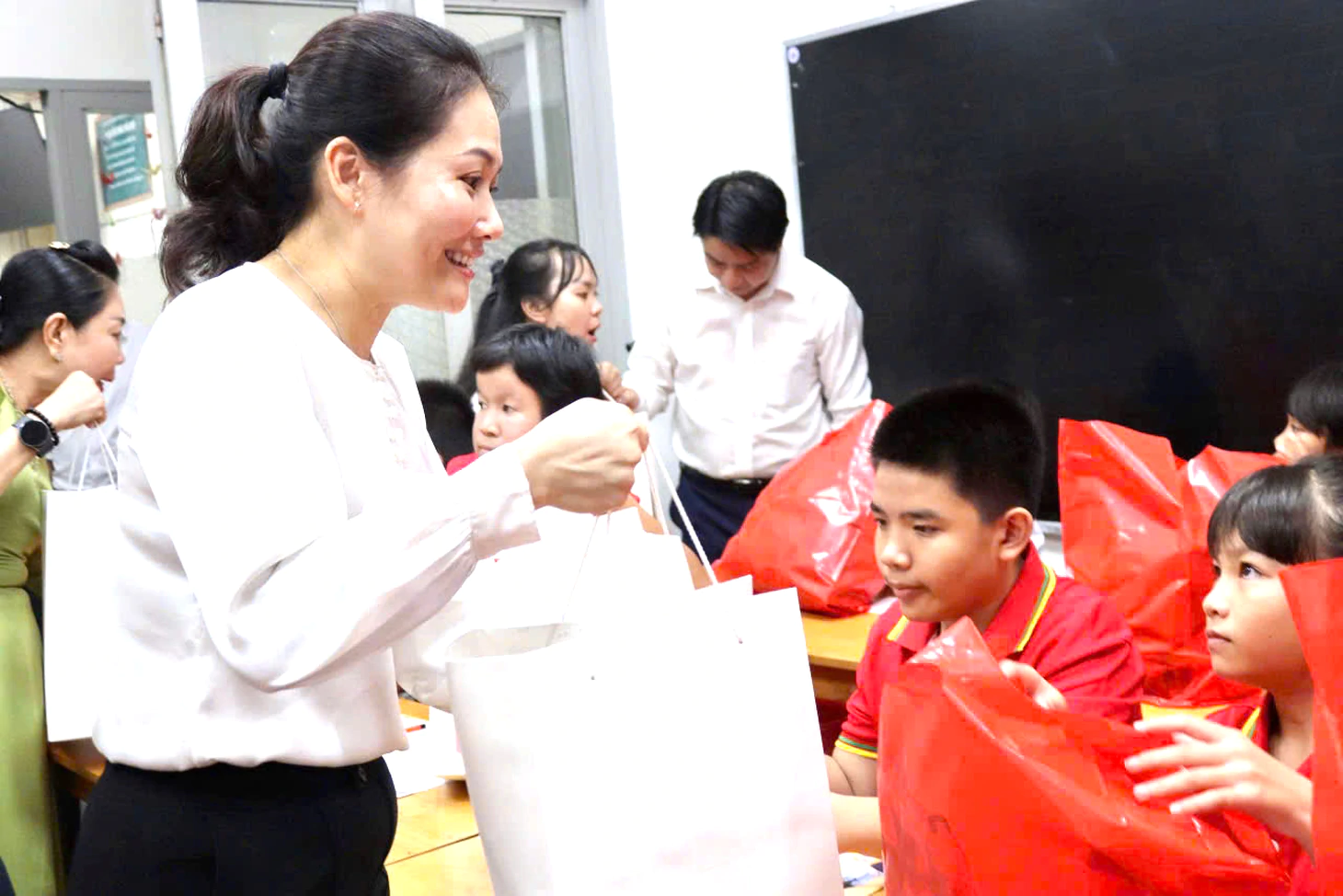 Phó chủ tịch TP.HCM thăm lớp học tình thương của “cô Ba” Thủ Dầu Một - Ảnh 6.
