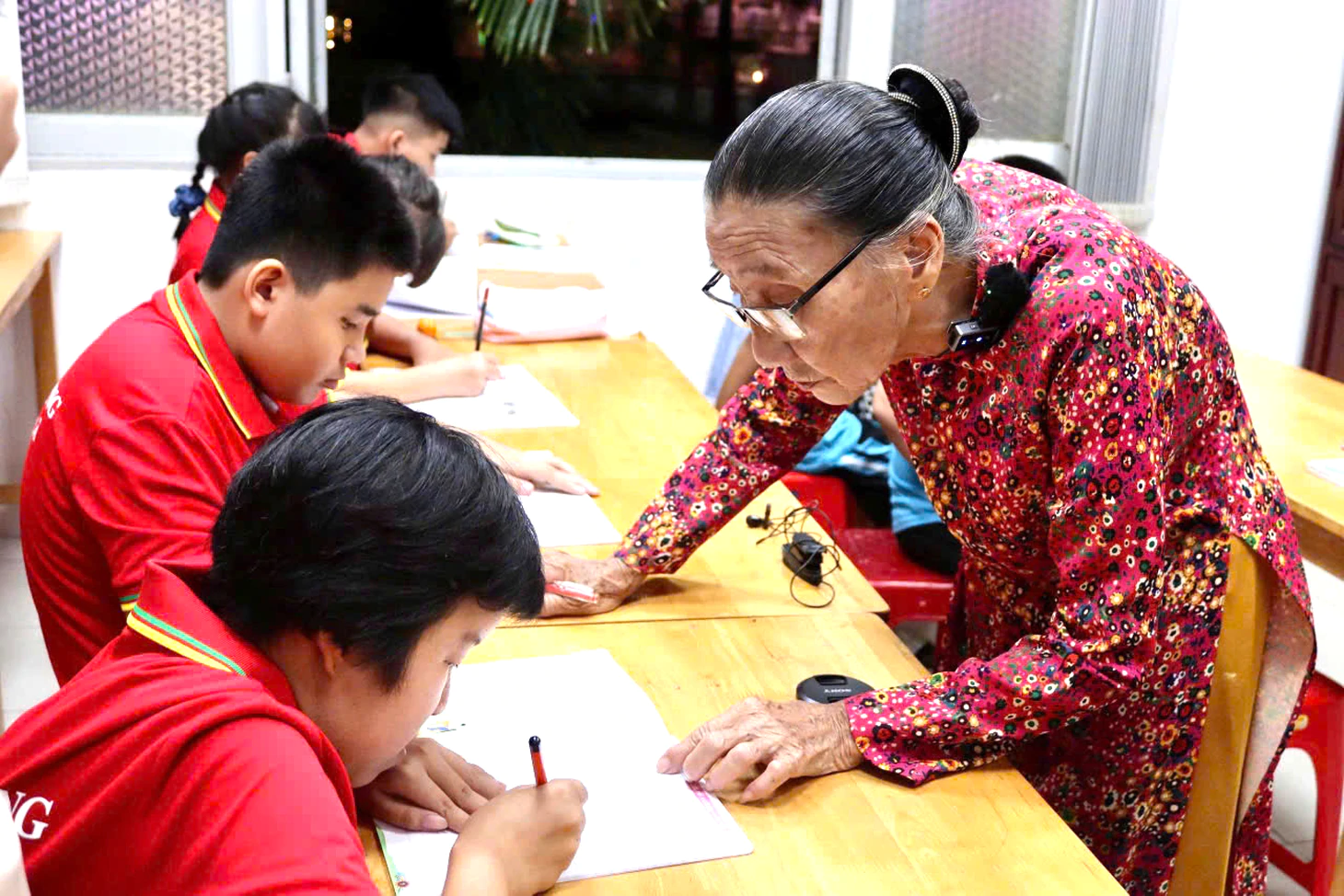 Phó chủ tịch TP.HCM thăm lớp học tình thương của “cô Ba” Thủ Dầu Một - Ảnh 3.