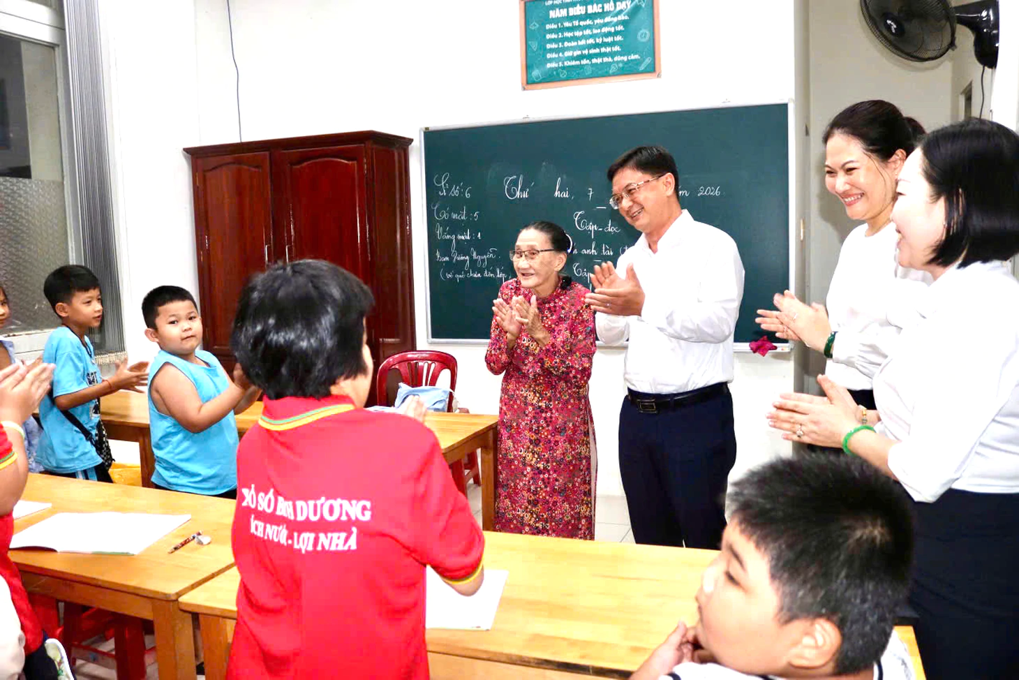 Phó chủ tịch TP.HCM thăm lớp học tình thương của “cô Ba” Thủ Dầu Một - Ảnh 2.