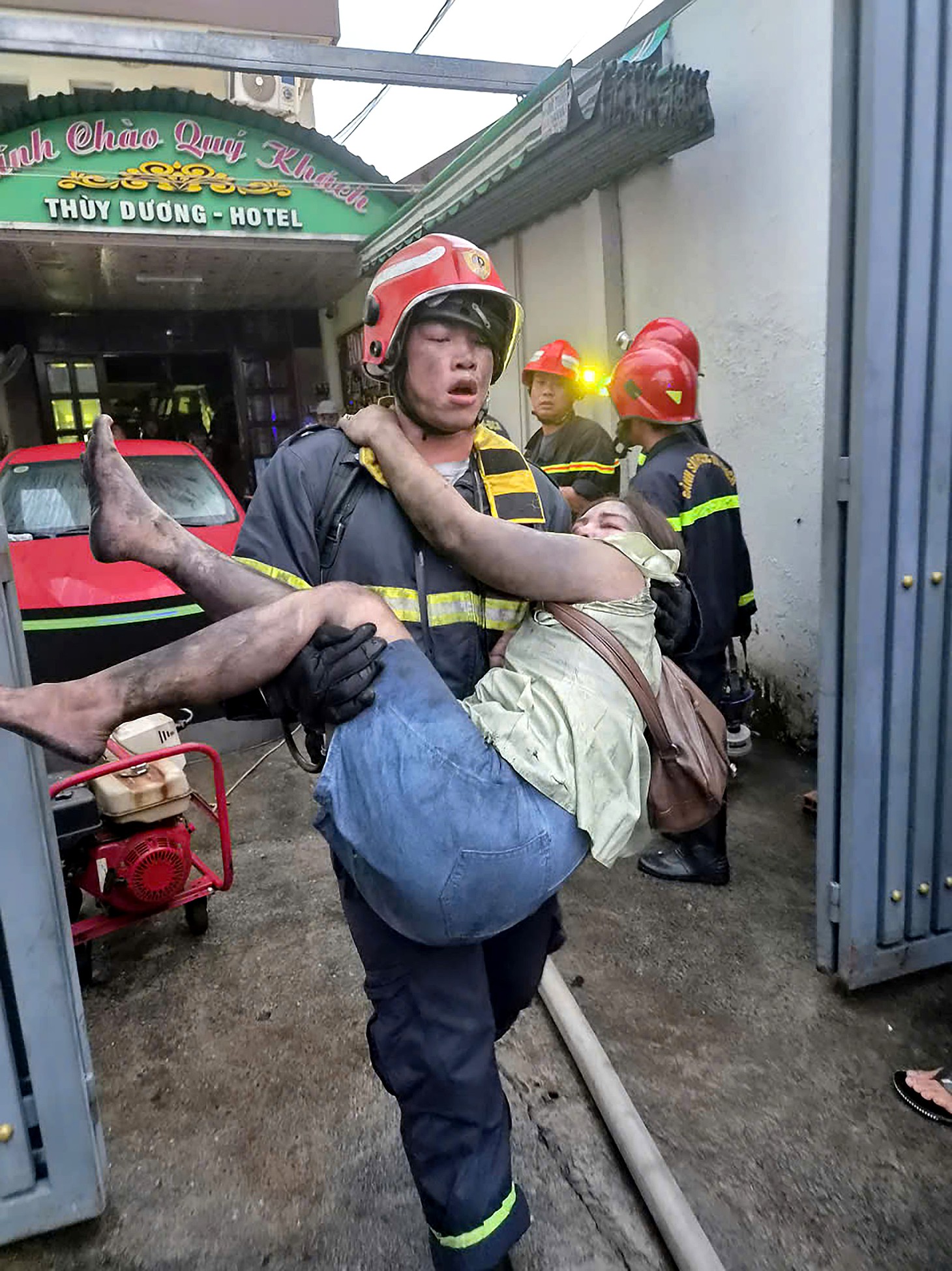Cảnh sát chữa cháy lao vào khách sạn cứu 26 người trong vụ cháy làm 2 người tử vong - Ảnh 5.