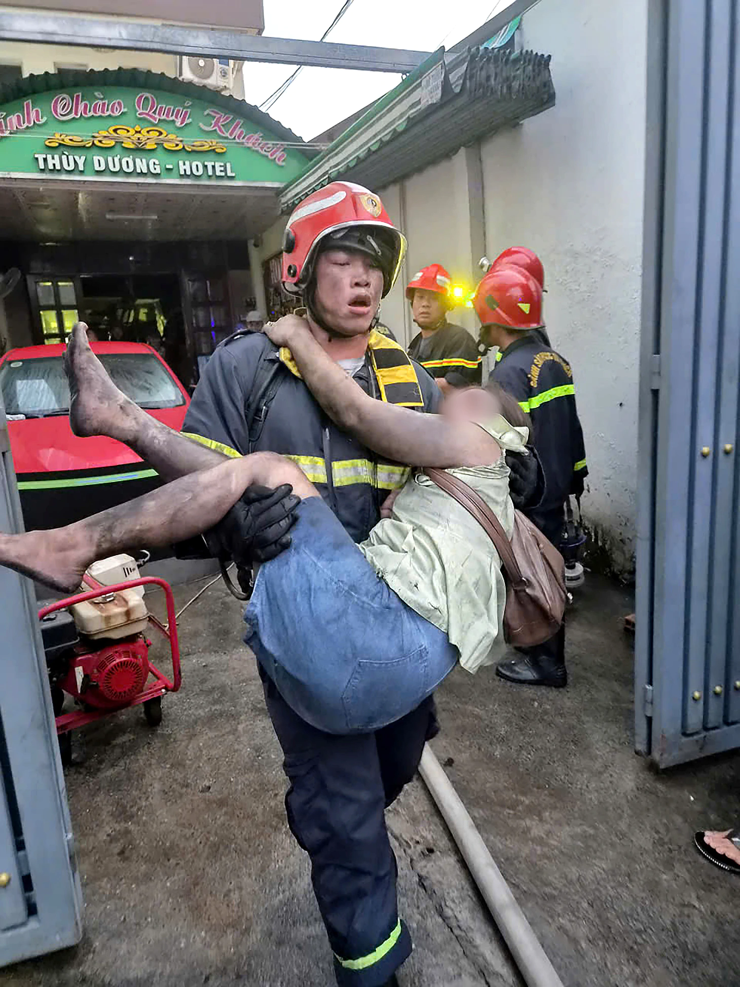 Cảnh sát chữa cháy lao vào khách sạn cứu 26 người trong vụ cháy làm 2 người tử vong - Ảnh 5.