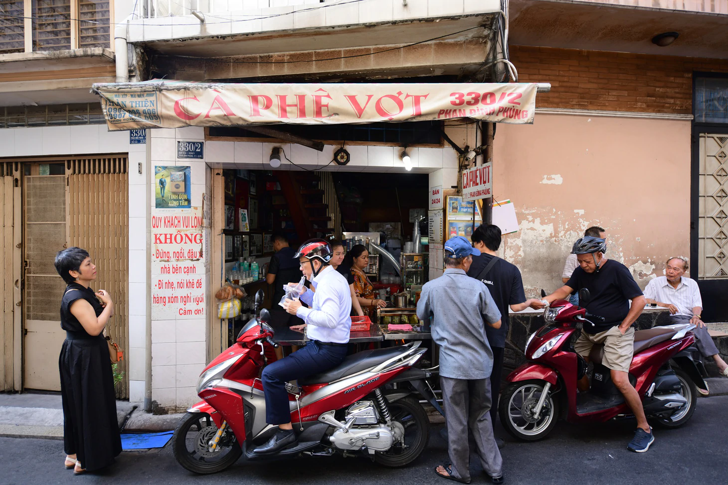 Cùng dùng vợt vải, nhưng không hẳn là cà phê vợt - Ảnh 4.