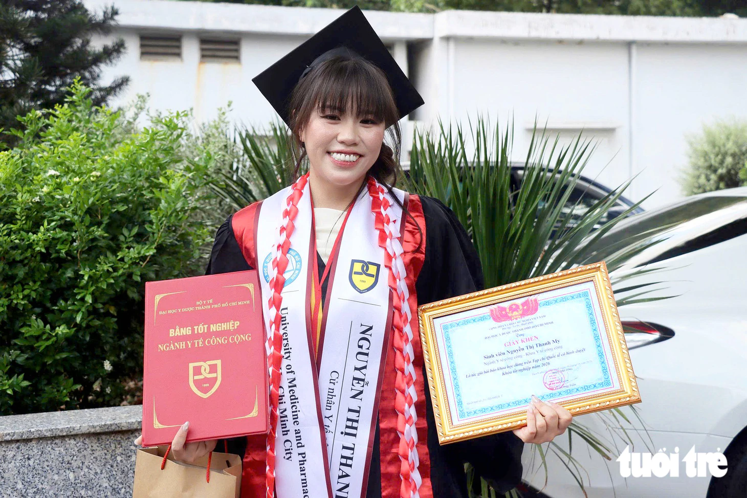 Không có mẹ cha, nhặt ve chai từng đêm ở chợ Mỹ Tho, nữ sinh được Tuổi Trẻ giúp đi học tốt nghiệp ĐH Y Dược TP.HCM - Ảnh 1.
