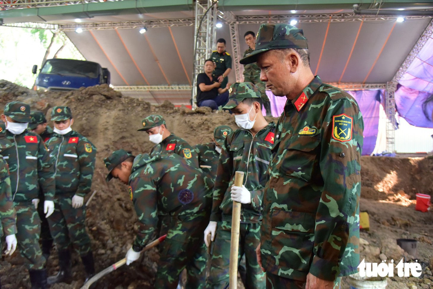 Tiếp tục mở rộng phạm vi tìm kiếm hài cốt liệt sĩ tại vị trí thứ nhất trong công viên Lê Thị Riêng - Ảnh 4.