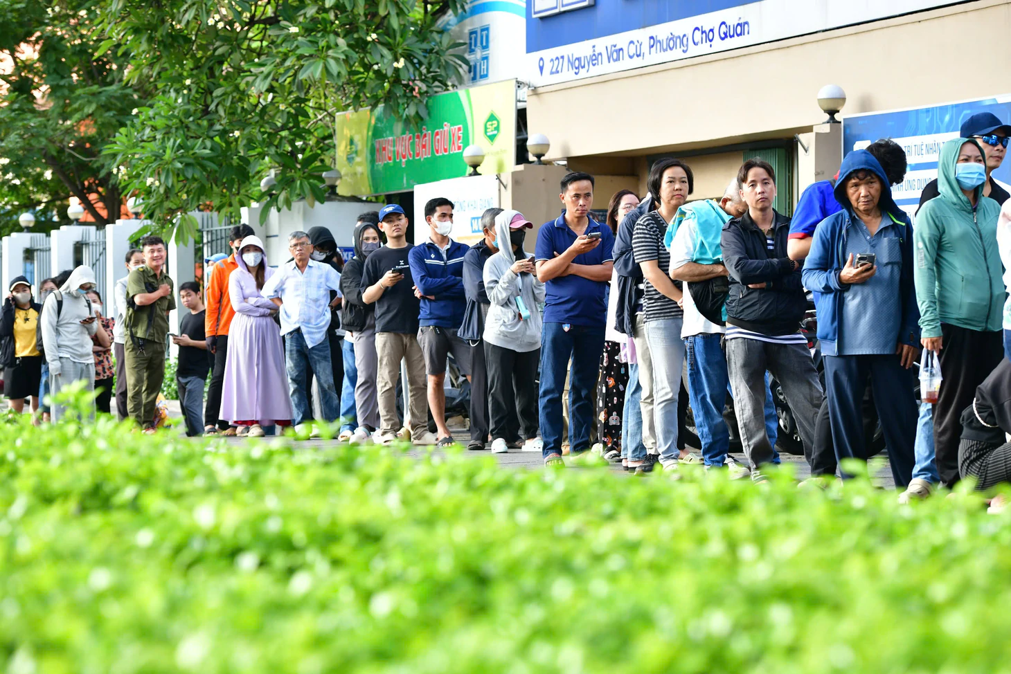 Sách giáo khoa vẫn thiếu, phụ huynh xếp hàng từ 4h sáng, chạy 7-10 nhà sách - Ảnh 2.