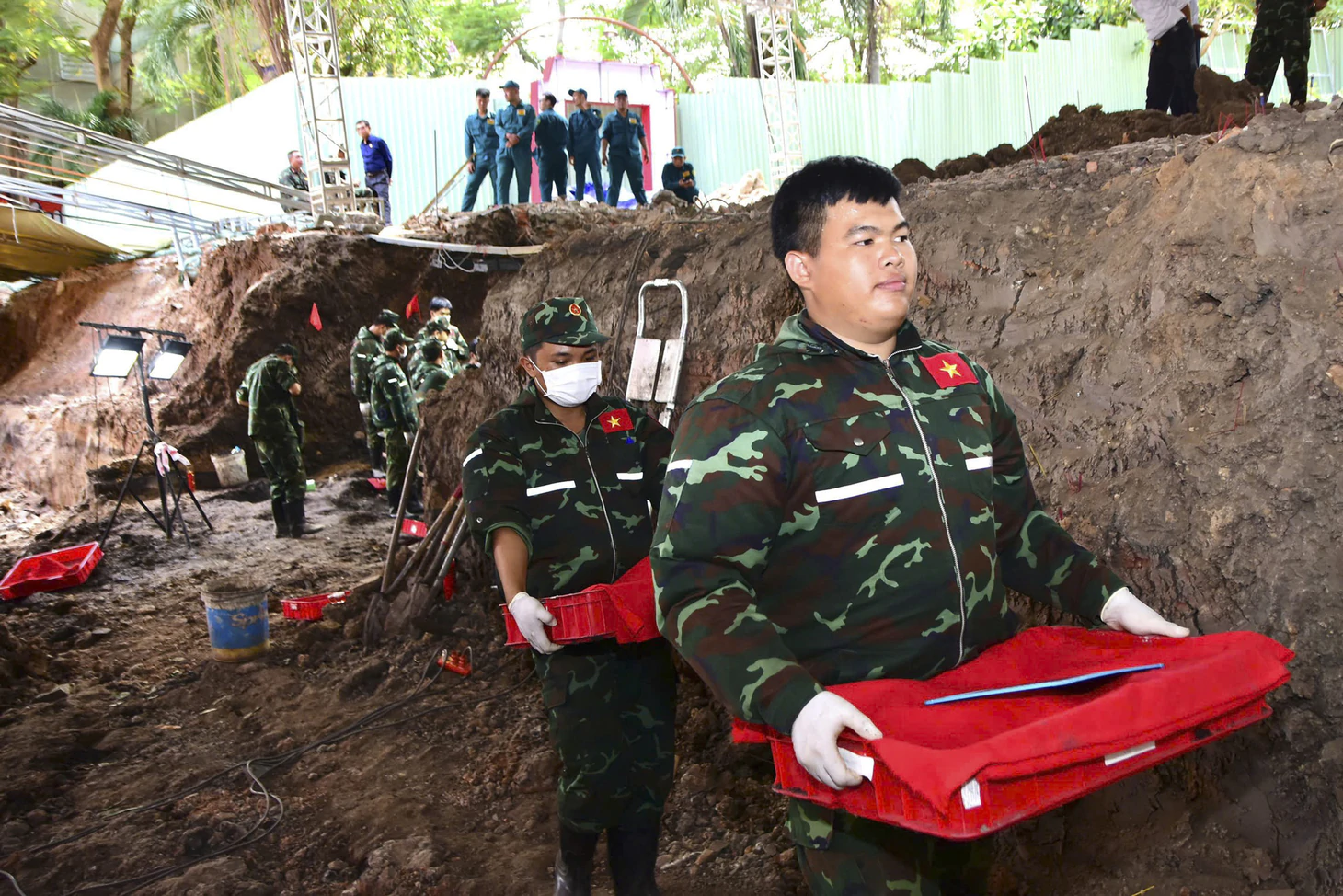 Sau 78 ngày, đã tìm thấy 605 hài cốt liệt sĩ tại 3 điểm chôn trong công viên Lê Thị Riêng - Ảnh 3.